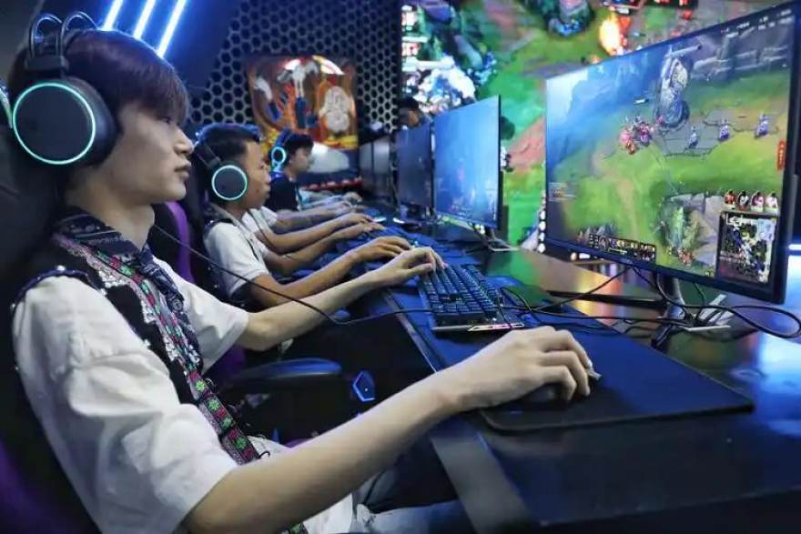 懂球帝 从青训营到首发名单：一位电竞中单选手的三年成长曲线